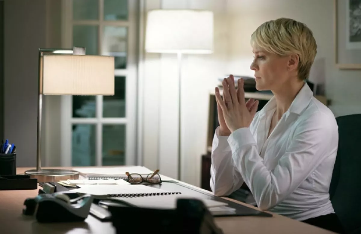 Corporate look: Tomadora de decisiones nata, Claire hace que las cosas pasen desde este escritorio.
