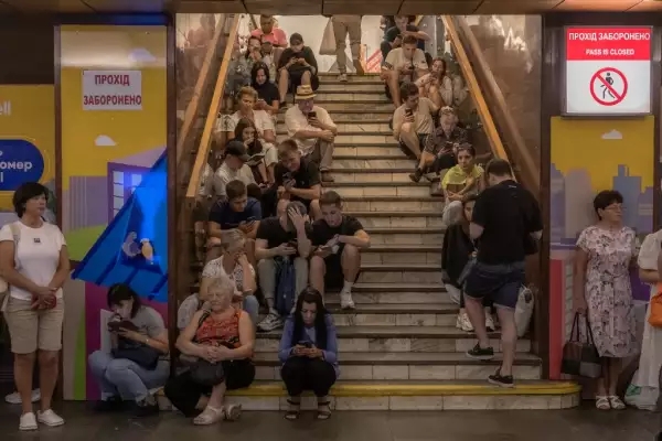 La gente se refugia en la estación de metro de Teatralna durante un ataque aéreo ruso, en Kiev, el 26 de agosto de 2024, en medio de la invasión rusa de Ucrania.