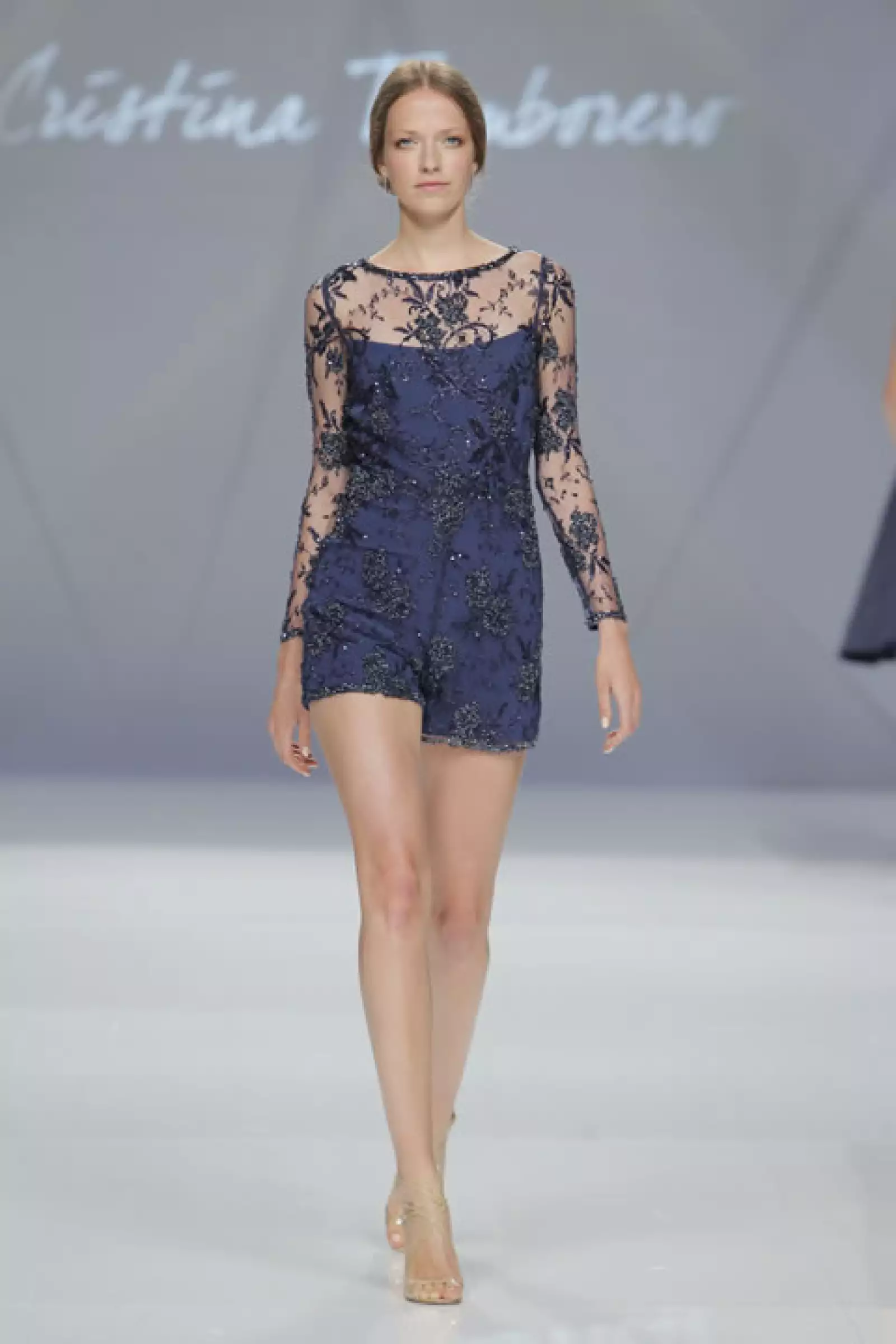 La pedrería bordada a mano hace referencia a las noches estrelladas en el desierto.