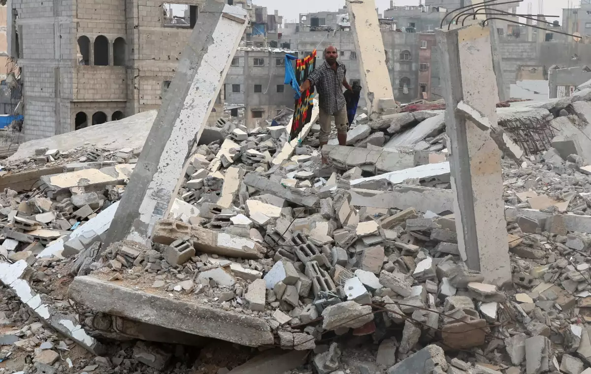 Un palestino se encuentra entre montones de escombros y edificios dañados en Khan Younis, en el sur de la Franja de Gaza, el 24 de noviembre de 2025.