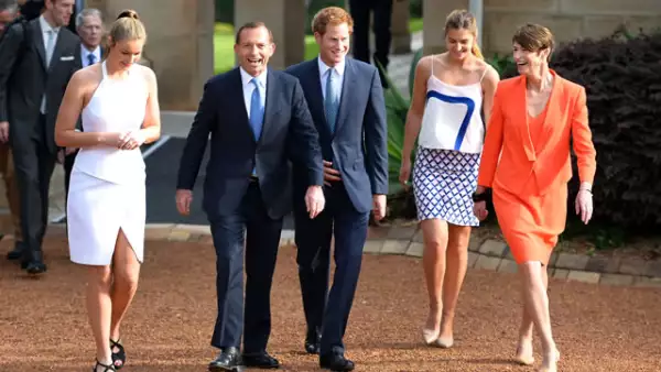 A su llegada a Sidney, Australia fue recibido por el Primer Ministro Tony Abbott y su familia.