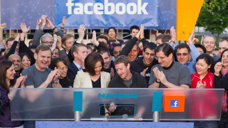 Mark Zuckerberg, CEO de la empresa dio el campanazo de salida a la Bolsa en el parque Menlo, en California.