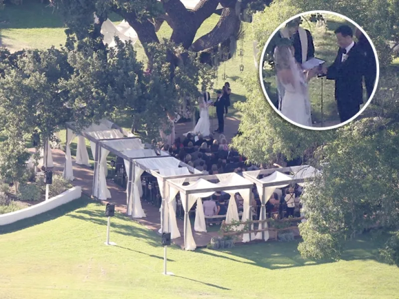El conductor y comediante se casó con Molly McNearney en una boda en la que vimos a Jennifer Aniston y Justin Theroux, Ben Affleck y Jennifer Garner, Ellen De Generes y Portia Di Rossi, y más.
