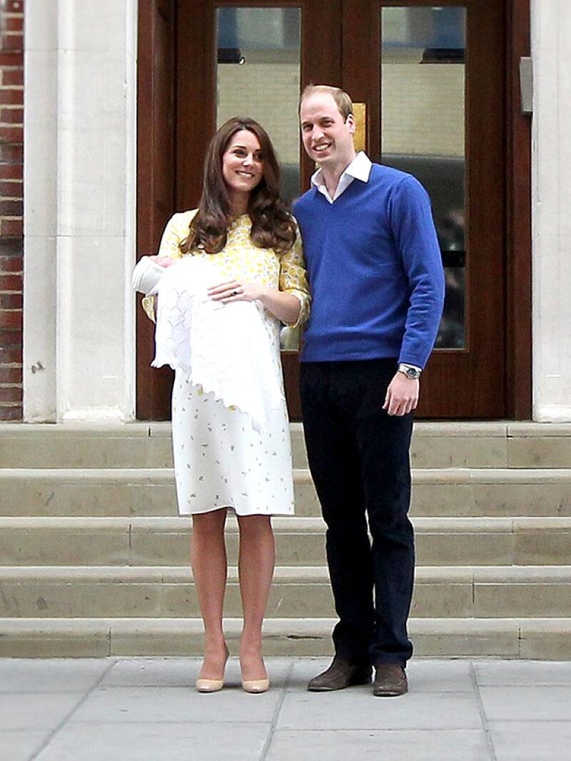 Ambos muy sonrientes, saludaron a todas las personas que desde hace días estuvieron al pendiente del nacimiento del royal baby.