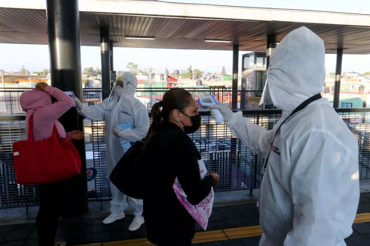 Trabajadores del Sistema de Transporte Público Metrobús realizaron la dosificación del ingreso de  usuarios en la estación terminal Tepalcates con el propósito de no propagar más contagios de Covid-19 y evitar aglomeraciones