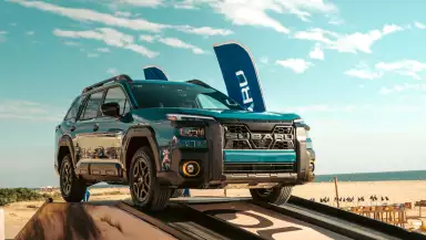 Imagen de la nueva Subaru Outback 2026 sobre una plataforma instalada en la playa de Los Cabos para demostrar las capacidades de la SUV. 