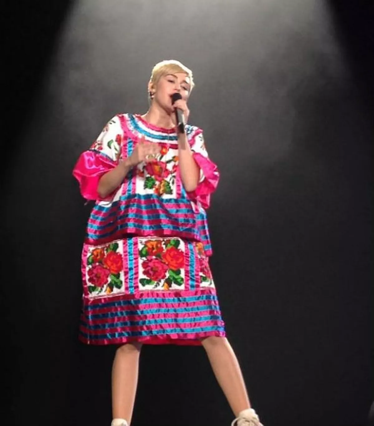 En su concierto en la Ciudad de México, Miley sorprendió al hacer un particular homenaje a México con este vestuario típico.