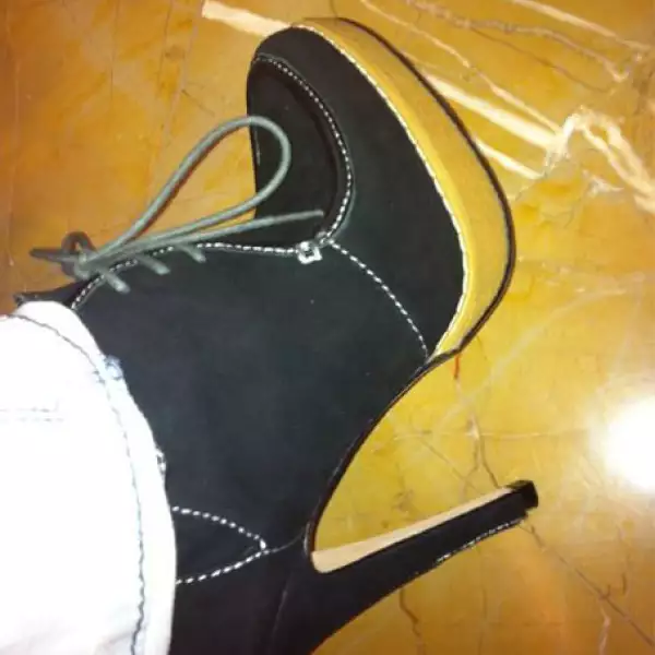 Woooow! @antoniohogaza no ha repetido zapatos en sus fotos! Presumidillo!!!! (celos, jajaja!)..., escribió Lucero en su Twitter y subió esta foto.