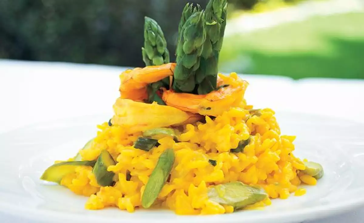 Risotto con camarones y espárragos.