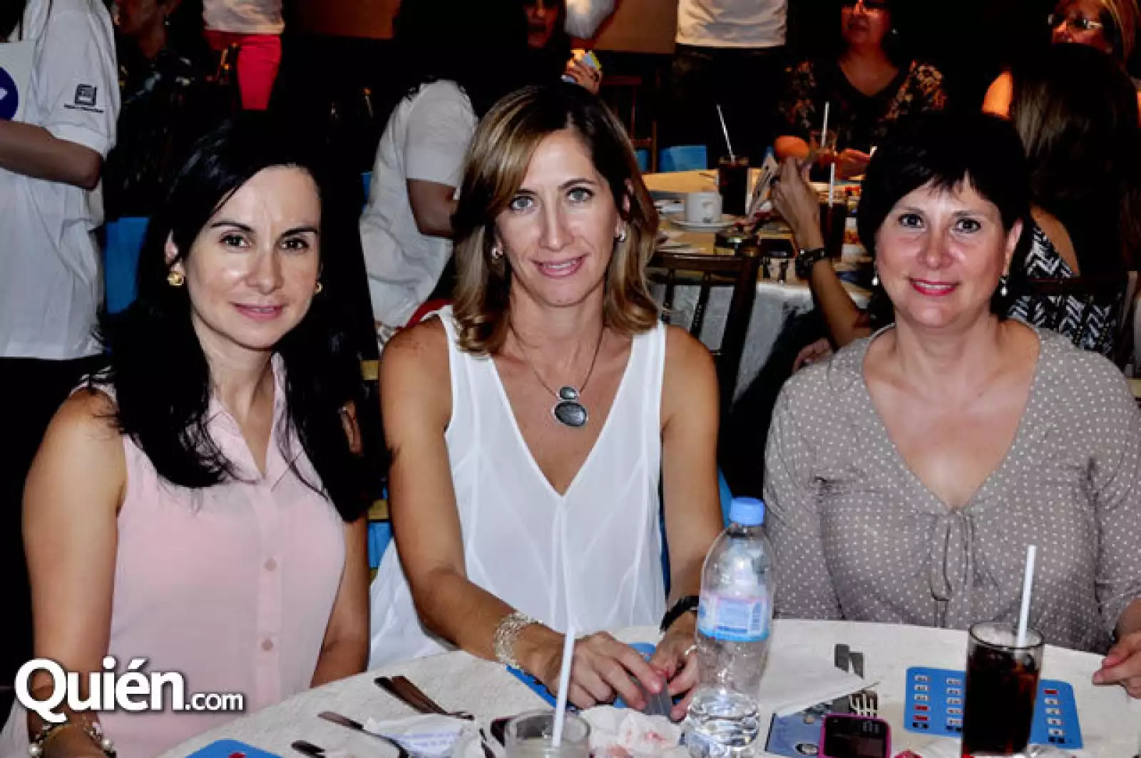 Claudia Flores, Nayela Jauregui y Judith Benavides de García