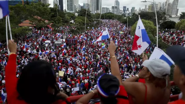 La gente participa en una marcha de protesta contra el contrato del gobierno con la empresa minera canadiense First Quantum y su subsidiaria Minera Panama en la ciudad de Panamá, el 29 de octubre de 2023.