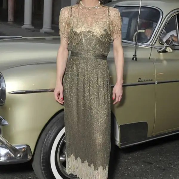 La actriz francesa en un vestido de algodón color cobre con encaje de la colección París en Roma. Lo complementó con accesorios de Chanel.