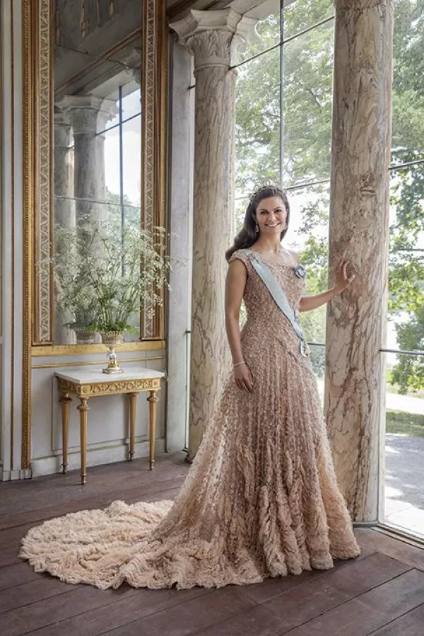 elle-victoria-suecia-vestido-boda-elie-saab-1592291667
