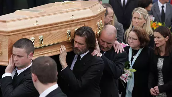 El actor y comediante voló a Irlanda este fin de semana para estar presente en el funeral de Cathriona White y así despedirse de ella.