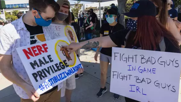 Empleada de Activision Blizzard fue degradada tras denunciar acoso(Trabajadores de Activision Blizzard se manifiestan mostrando pancartas contra el privilegio machista)