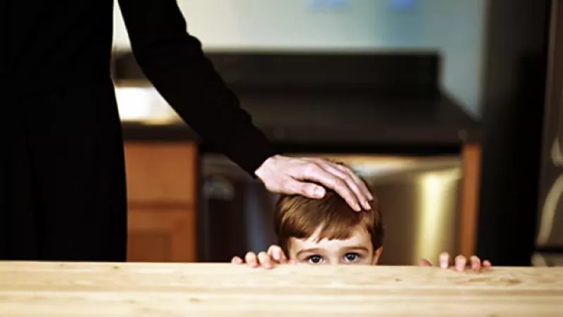 madre hijo nino timido