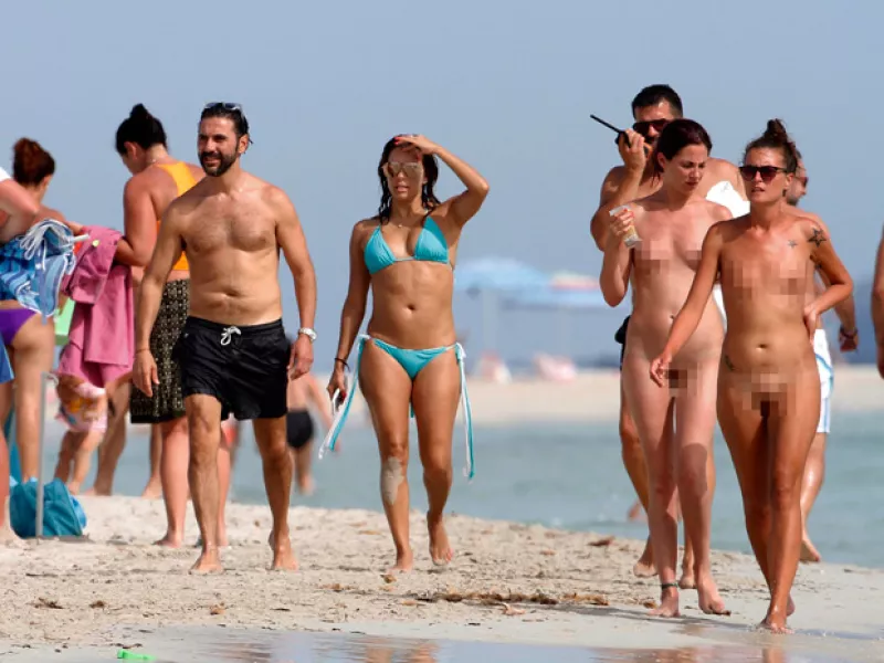 Los Bastón fueron captados disfrutando de la playa de Formentera, España, donde al lado unas mujeres paseaban sin ropa alguna.