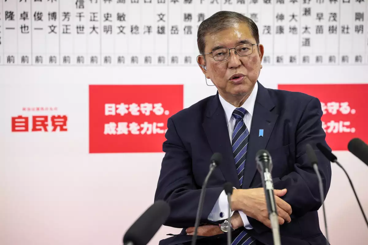 El primer ministro de Japón, Shigeru Ishiba, habla con los medios de comunicación en la sede del Partido Liberal Demócrata (LDP) el 27 de octubre de 2024 en Tokio, Japón.