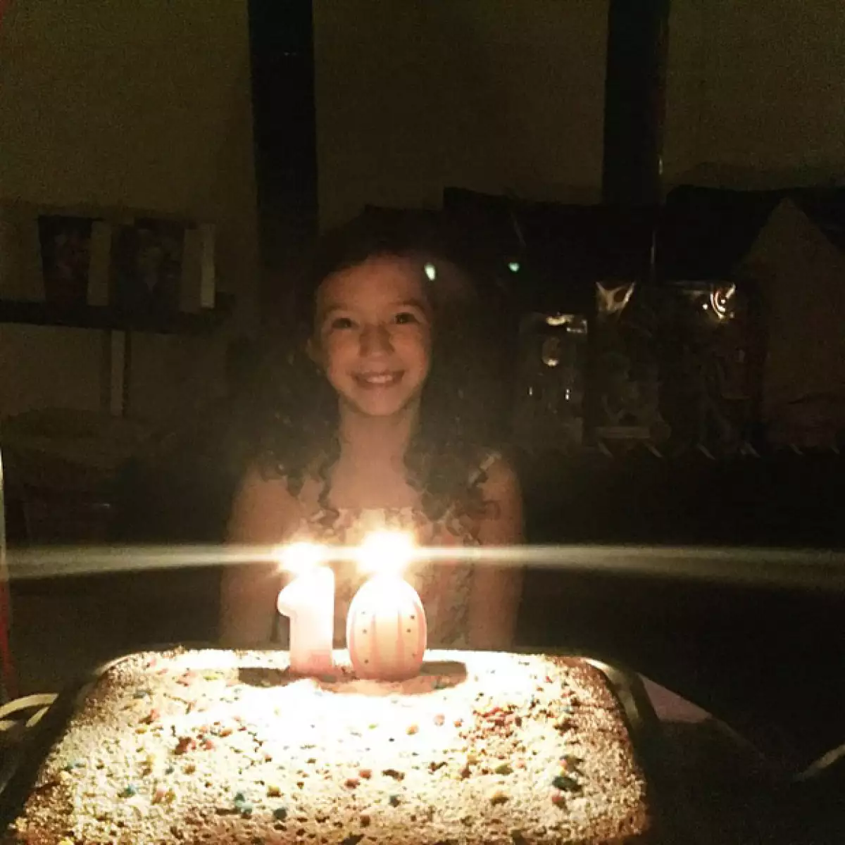 Un día antes de su fiesta Mía sopló las velitas de su pastel, momento que su papá compartió en sus redes sociales, agradeciendo las felicitaciones de sus fans para su hija.