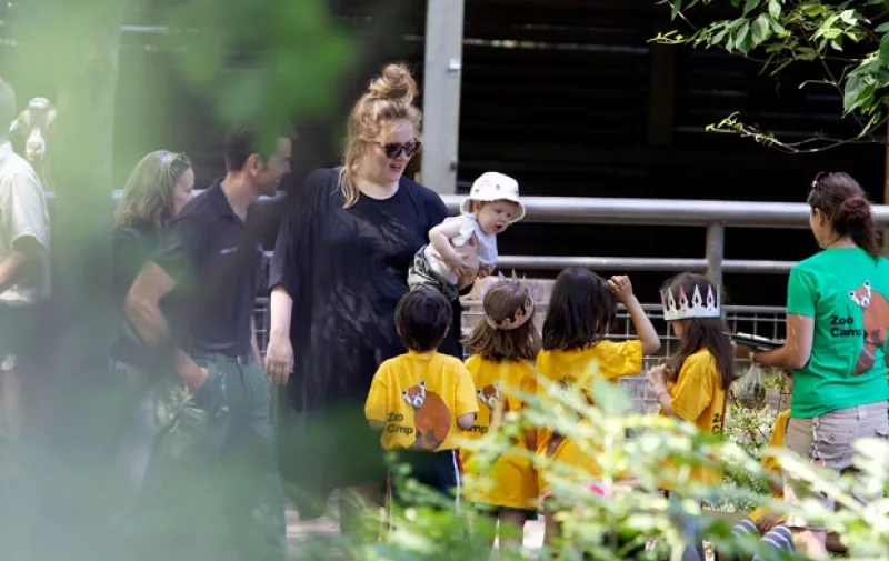 La cantante y su pequeño Angelo James Konecki acudieron al zoológico de Nueva York donde fueron abordados por un grupo de niños quienes reconocieron a la inglesa.