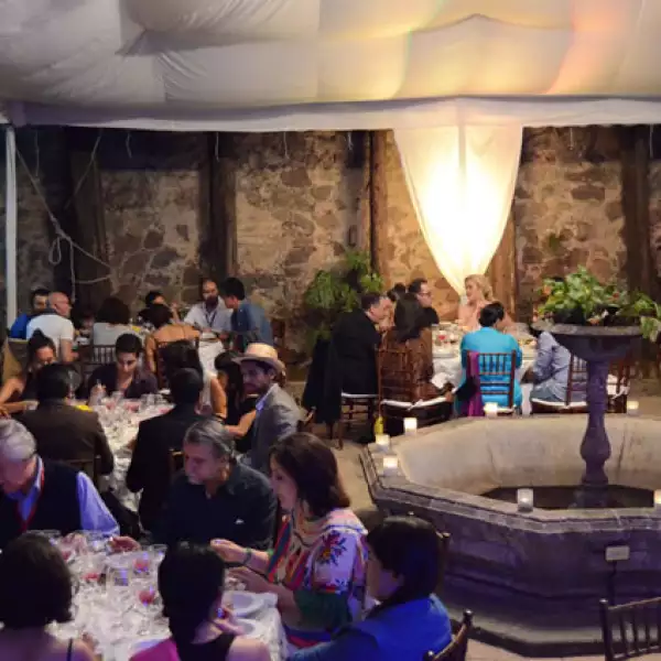 El Jardín de los Milagros, cocina de autor, recibió a los invitados en un elegante patio colonial.
