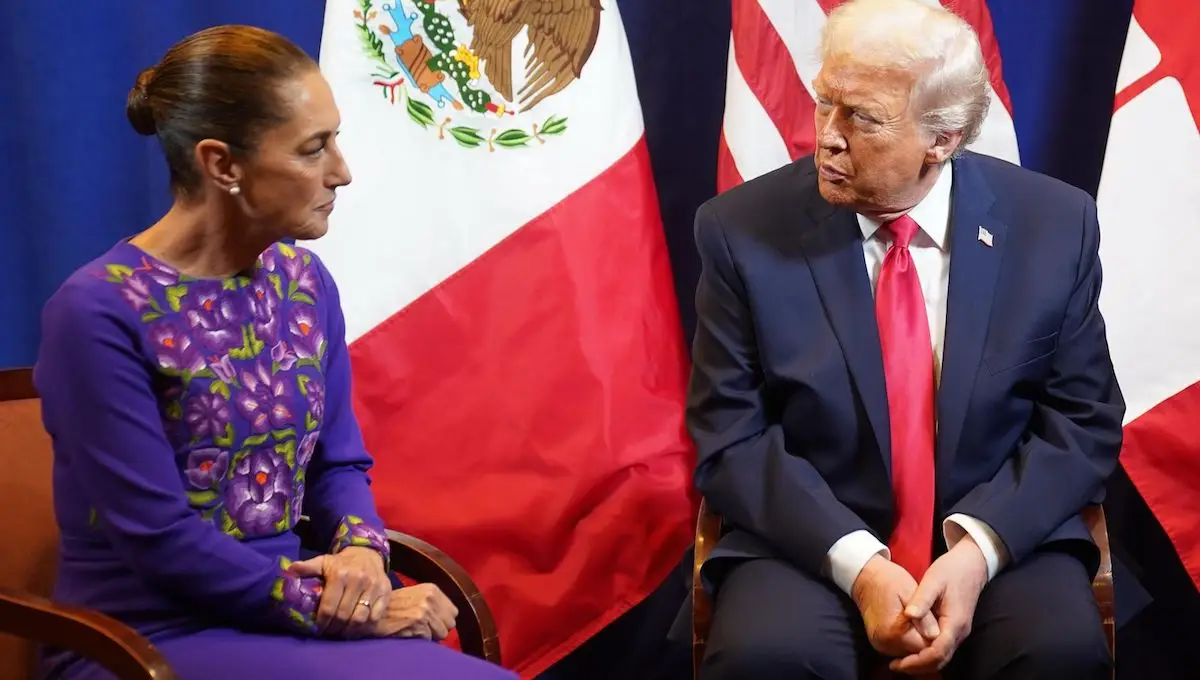 Claudia Sheinbaum, presidenta de México, en su primera reunión con Donald Trump, presidente de los Estados Unidos, en diciembre de 2025. Ambos sentados y atrás las banderas de México y Estados Unidos. 