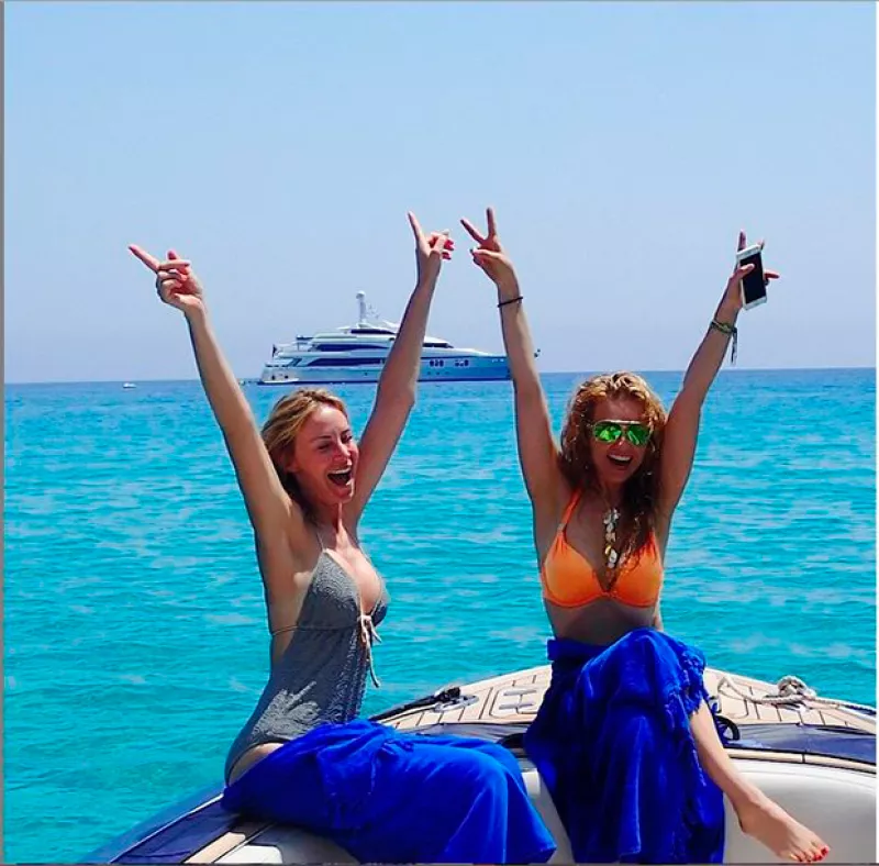 Las cantantes mexicanas se encontraron casualmente en Italia, durante sus vacaciones de verano, y aprovecharon para tomarse juntas unas fotos.