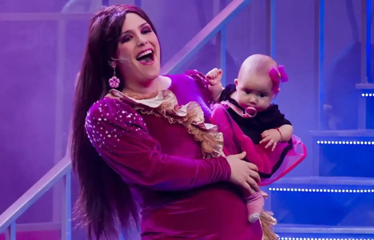 La actriz decidió no separarse de su hija mientras trabaja, por esa razón la pequeña Angélica Masiel ha subido al escenario junto con su mamá.