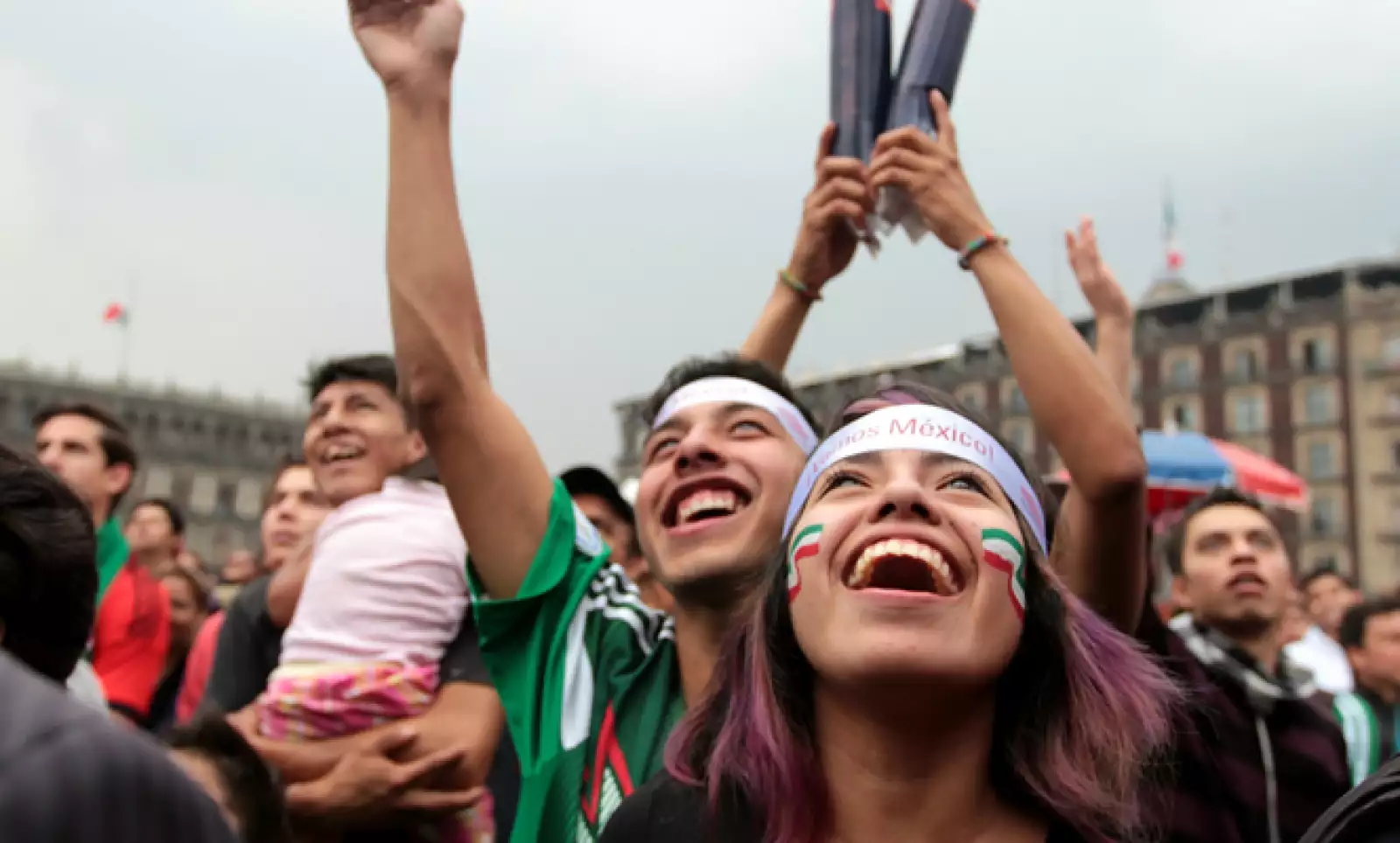 Los asistentes a la Plaza de la Constitución sonreían ante cada anotación de la selección mexicana que la llevó a los octavos de final del Mundial al vencer 3-1 a Croacia.
