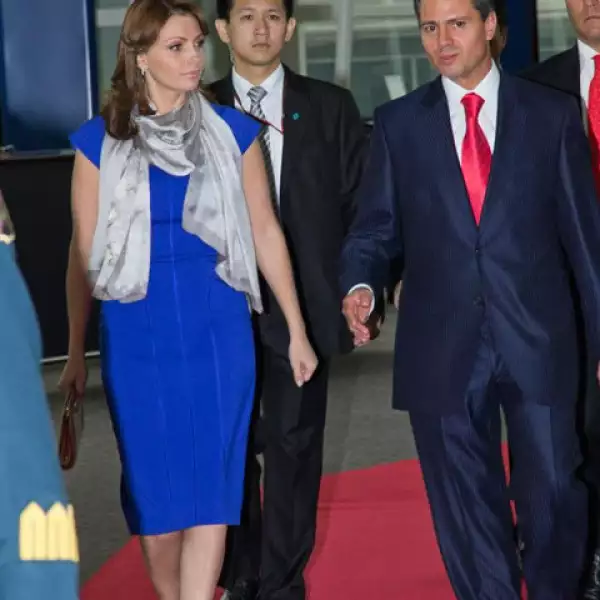 Así presumió un vestido a la rodilla, ceñido a su figura en color azul rey. Para complementar vistió unos pumps color nude y una pashmina gris.