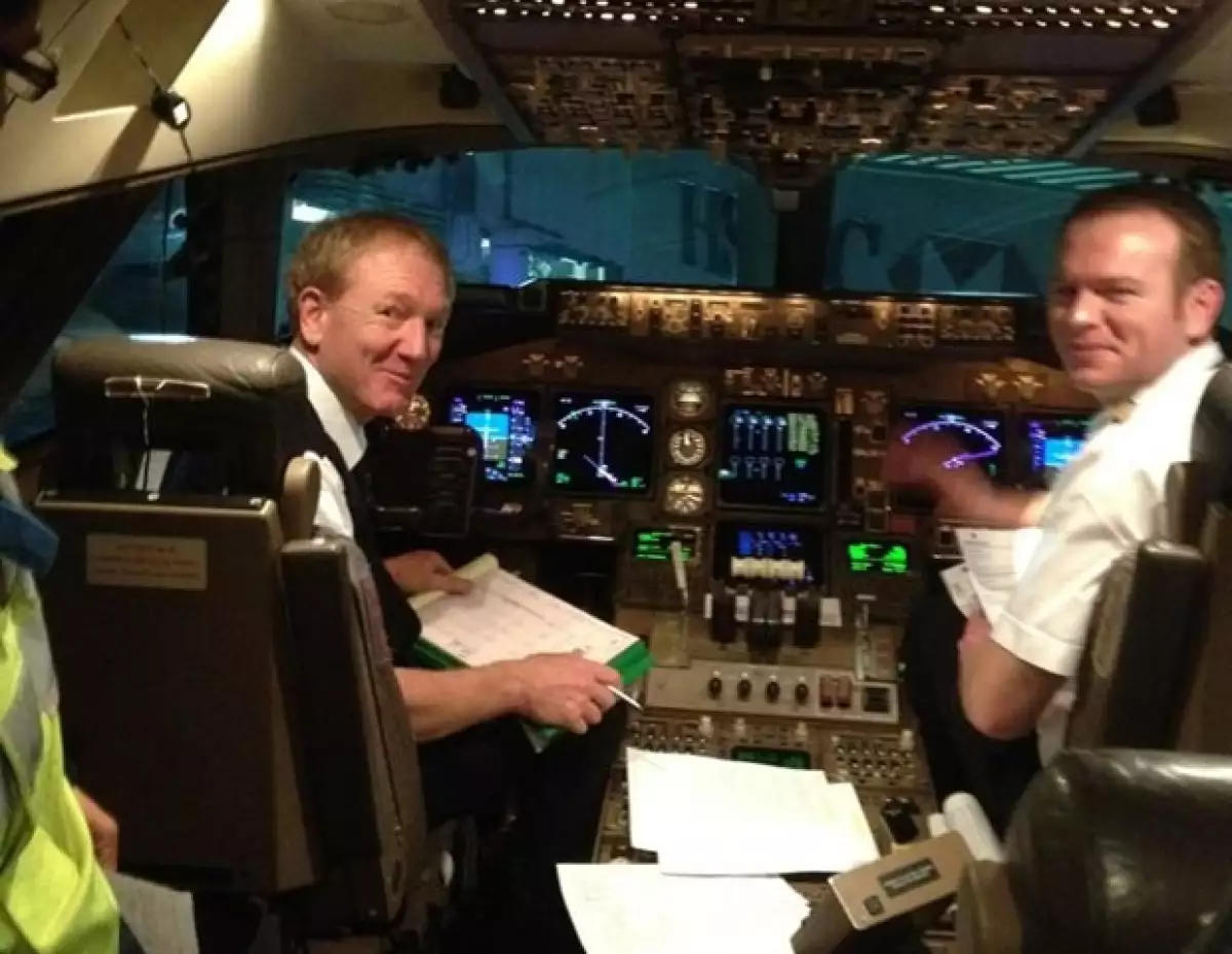 La directora de orquesta se convirtió por unas horas en los ojos y reportera de los mexicanos en el vuelo en el que viajó la francesa tras haber sido puesta en libertad.