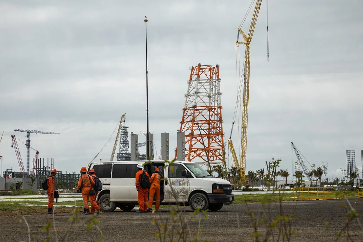 El paso a la refinería es limitado. A lo lejos se observa la maquinaría empleada para su construcción.