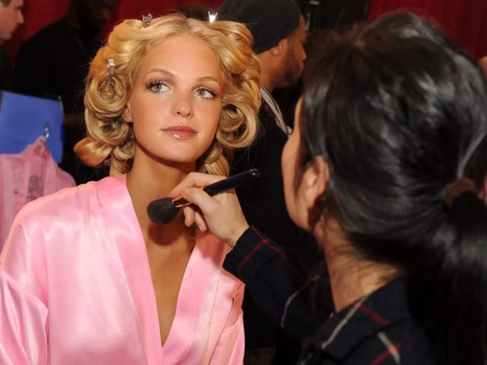 La modelo Erin Heatherton recibe los toques finales antes de salir a la pasarela, en la cual estará en vivo Katy Perry.