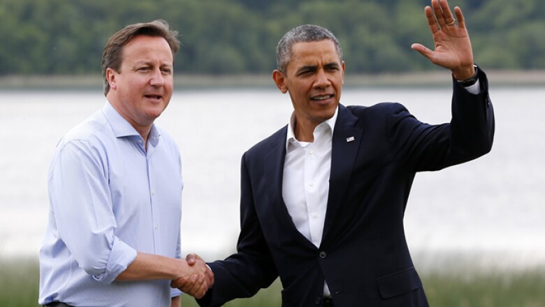 El primer ministro británico David Cameron –izq- da la bienvenida a presidente estadounidense Barack Obama, a su llegada a Irlanda del Norte para la reunión del G8, que comenzó este lunes.