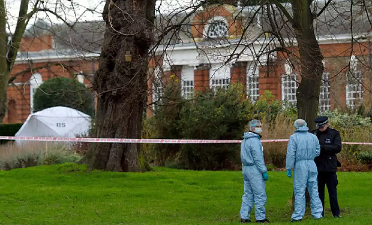 Un hombre no identificado se quitó la vida frente a la casa de los Duques de Cambridge y el príncipe Harry, informó hoy la policía.