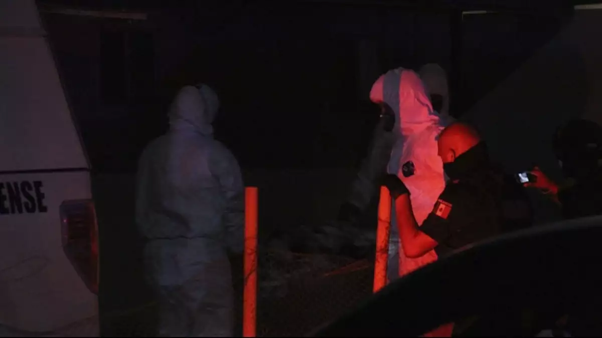Autoridades trasladan los restos encontrados en un crematorio abandonado de Acapulco el viernes por la madrugada