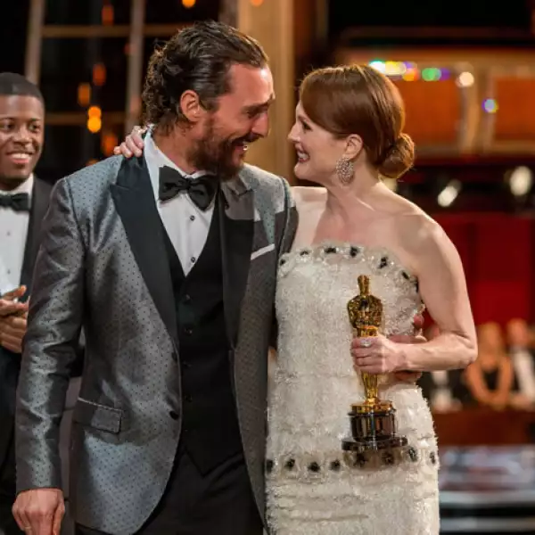 Matthew McConaughey parecía orgulloso de haber entregado a Julianne Moore su premio por Mejor Actriz.