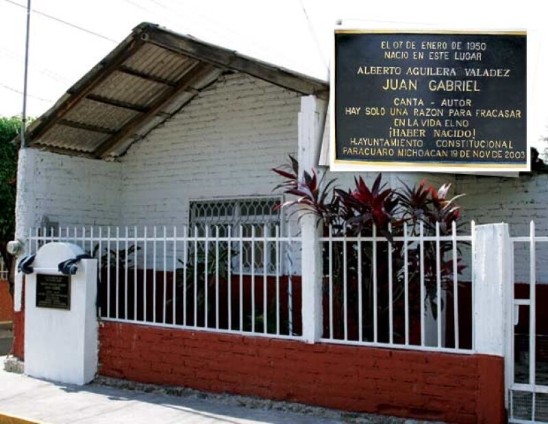 Esta casa aún es conservada por el ayuntamiento. Aquí Victoria Valadez dio a luz a su décimo hijo, ahora conocido como Juan Gabriel.
