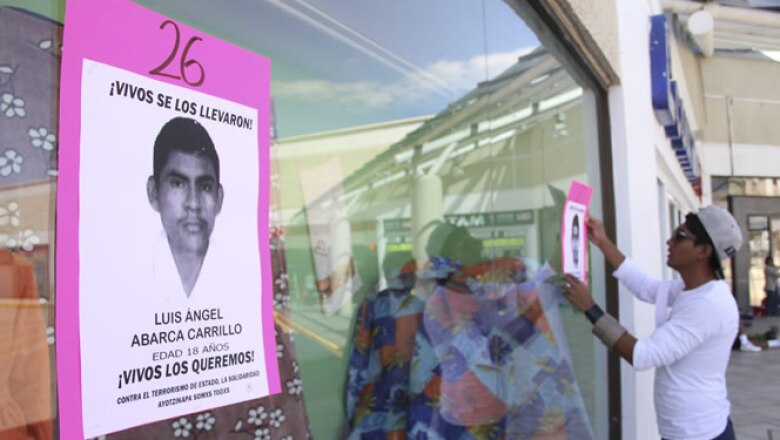 En el primer día de El Buen Fin, grupos de personas bloquearon tiendas minoristas en Guerrero, Oaxaca, Chiapas y Michoacán, en protesta por la desaparición de 43 normalistas.