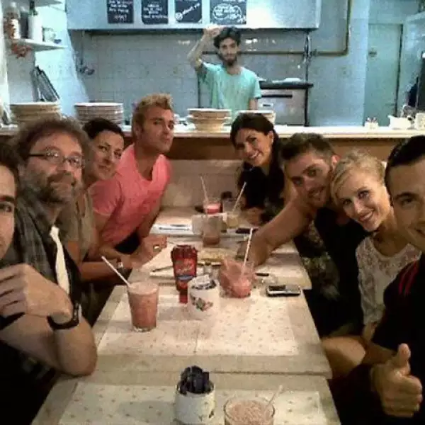 `Corte a comer! Equipo `casi´ completo: Mauricio, Juan Pa, África, Marco, Yazmin, Benjamin y la nueva PEREZ: Brenda Gandini. ¡Provecho!´, informó Jaime.