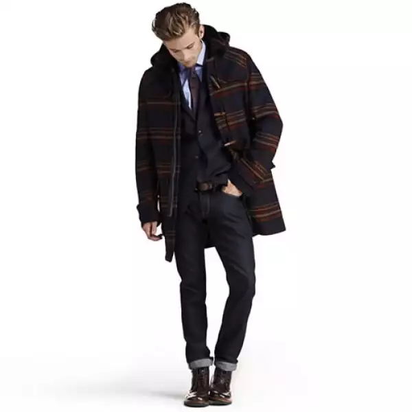 El abrigo de la más reciente colección de Tommy Hilfiger es ideal para las vacaciones de montaña.