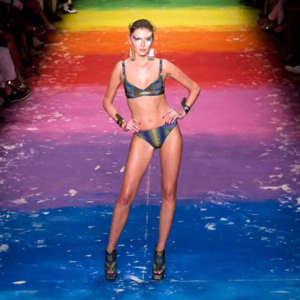 Culottes de cintura alta sustituyen a los cortos bikinis cariocas.