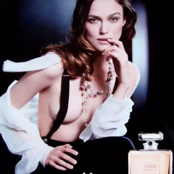 De igual manera, la actriz británica Keira Knightley posó de la misma forma que Moss para Chanel, aunque le dieron una `ayudadita´ a su pecho con la magia del photoshop.
