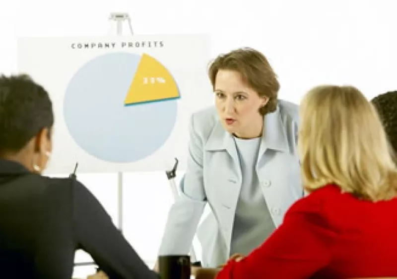 Una de las acciones clave para implementar cambios, es indicar en qué consistirá ese proceso, el por qué de la decisión y qué rol jugará cada uno.  (Foto: Jupitrer Images)