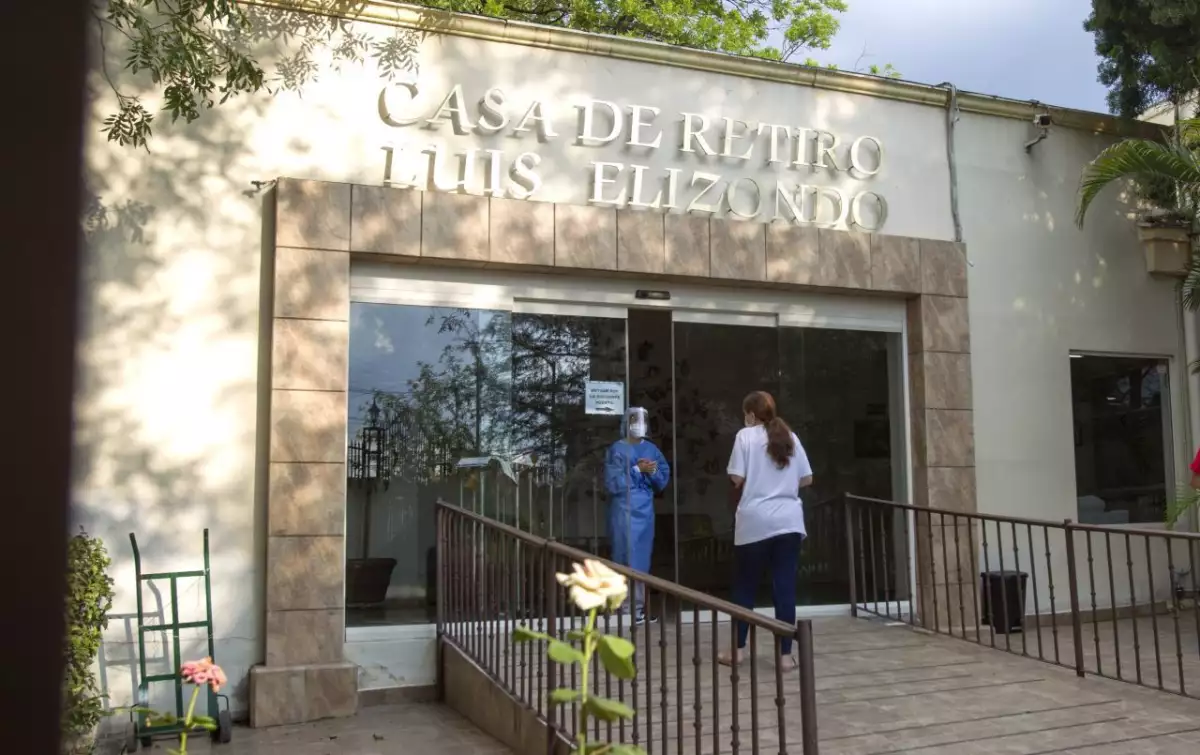 MONTERREY, NUEVO LEÓN, 06MAYO2020.- Un brote en una casa de reposo de adultos mayores ascendió a 50 contagios entre personal que labora en el lugar y ancianos. Al menos dos adultos mayores han sido trasladados a hospitales cercanos, los demás casos se encuentran en aislamiento en el lugar.
FOTO: GABRIELA PÉREZ MONTIEL / CUARTOSCURO.COM