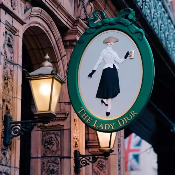 Ayer por la noche, las invitadas fueron al Lady Dior Pun, un pop-up bar de una noche en Londres.