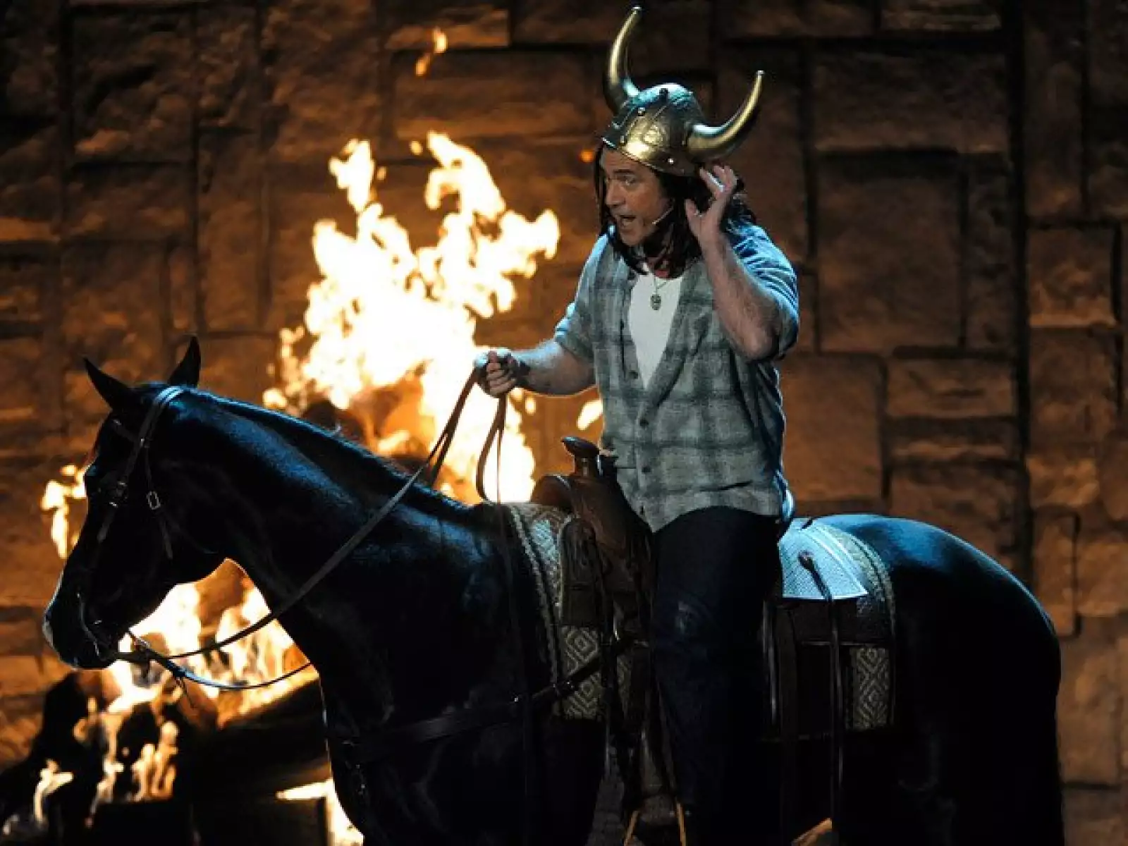 Montado en un caballo, Mel Gibson presentó el premio "Fight Club".