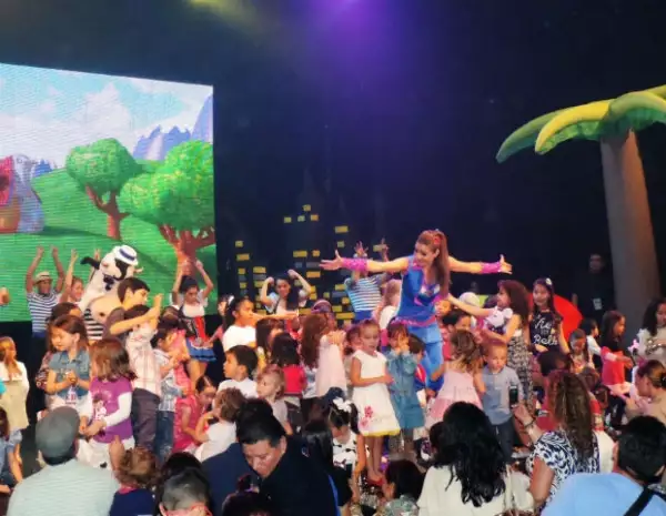 Los niños subieron al final del show para cantar con Patylu.