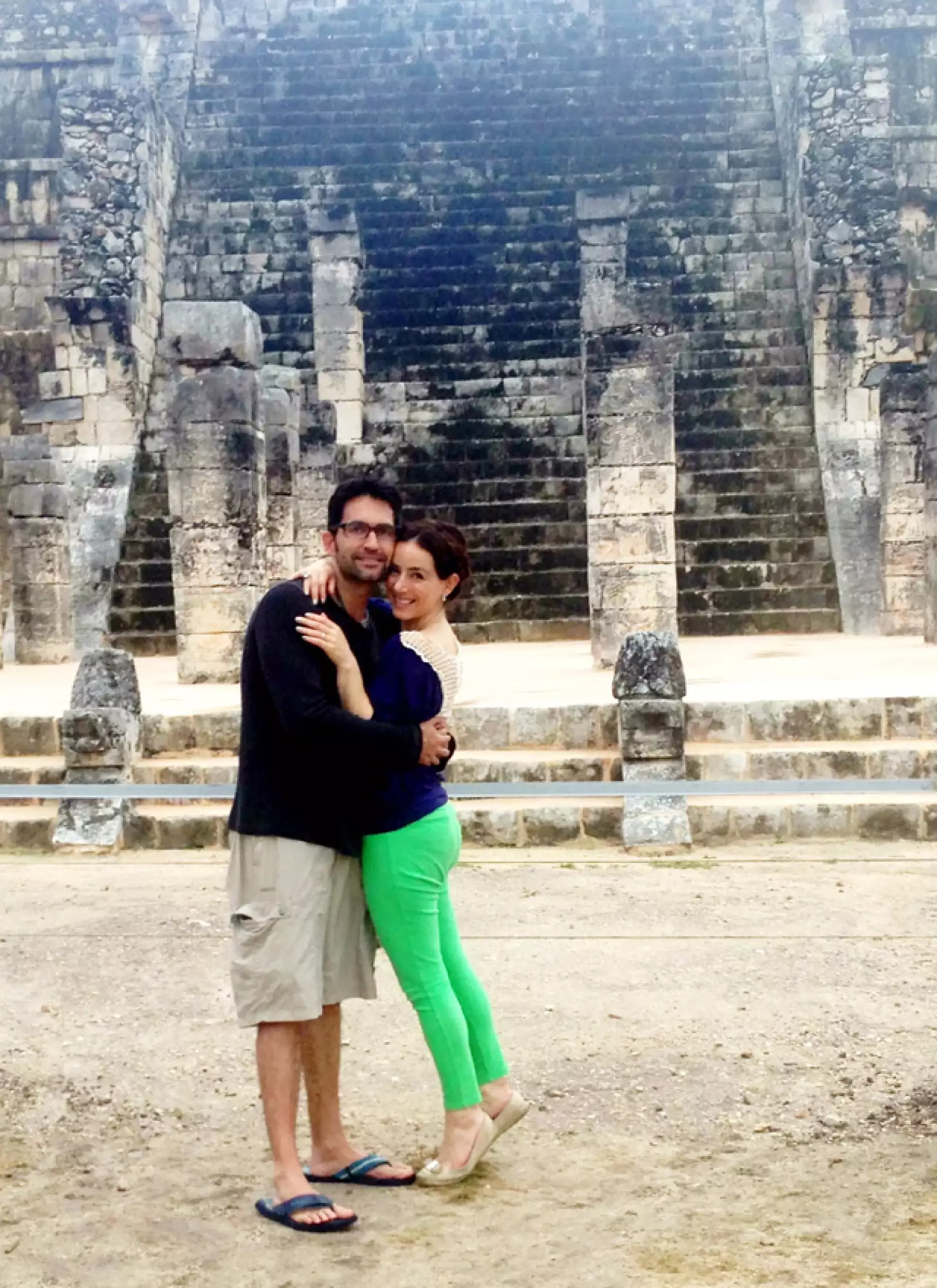Claudia Lizaldi y Eamonn Sean Kneeland en Chichén Itzá