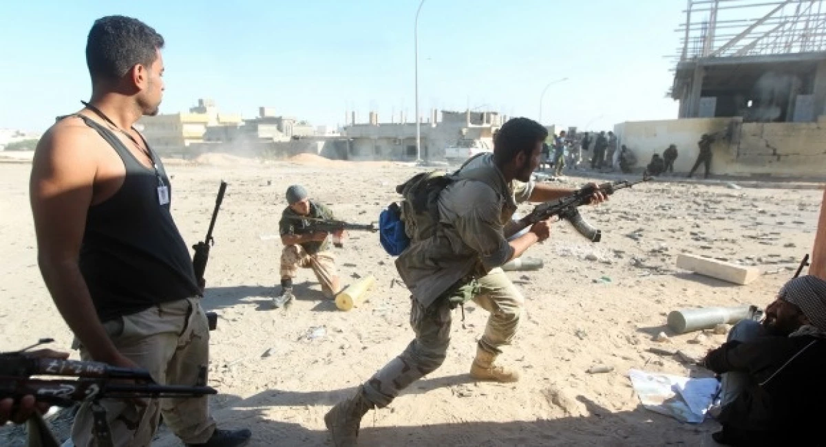 combatientes luchan en el centro de sirte